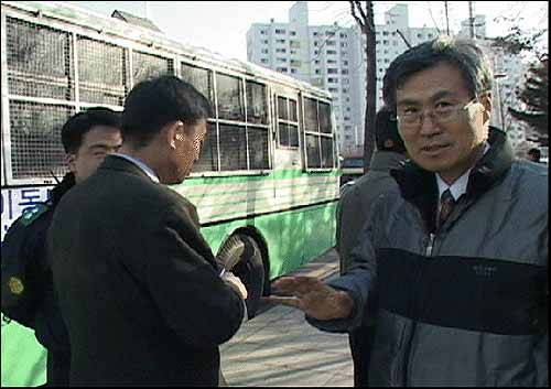 경찰에게 '출구차단을 제대로 막지 못한 것'을  질타하던 출입국 관리소 책임자가 인터뷰를 거절하고 있다. 